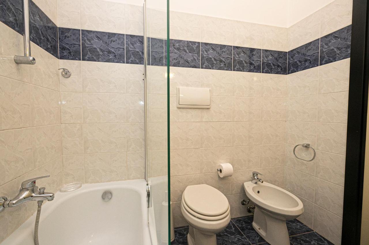 Real Italian Estate - Red Coral Apartment เจนัว ภายนอก รูปภาพ